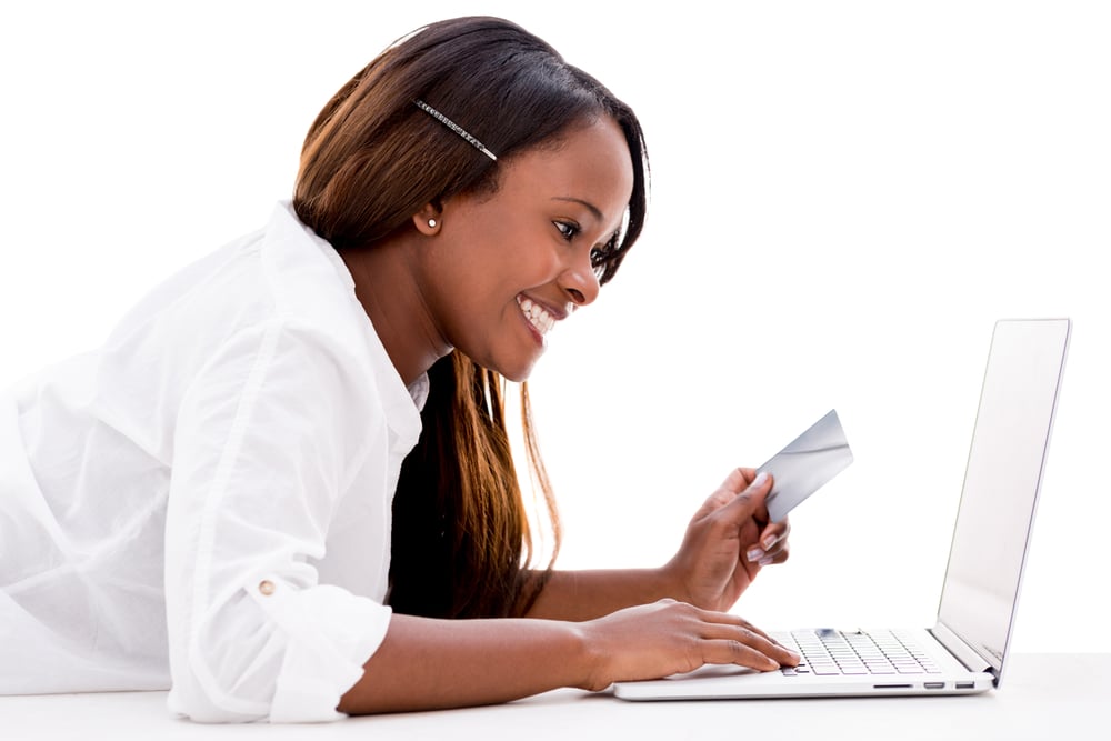 Mujer pagando en línea con una tarjeta de crédito - aislada sobre fondo blanco-1